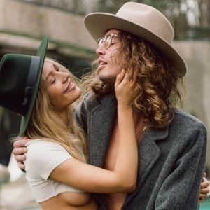 RARE LACK OF COLOR STIFF BRIM HAT IN S